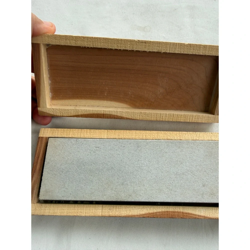 Smiths Arkansas Sharpening Stone in Natural‎ Cedar Wood Storage Box Case